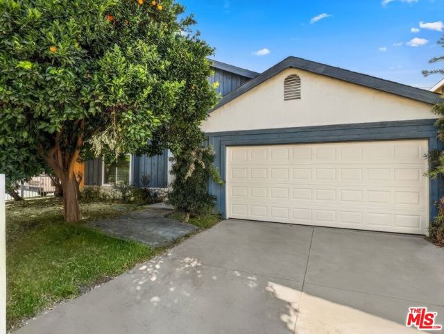 7803 Goldmine Lane, Lake Balboa CA: https://media.crmls.org/mediaz/94aa6987-3ea3-48dc-88ec-12c3379aab6e.jpg