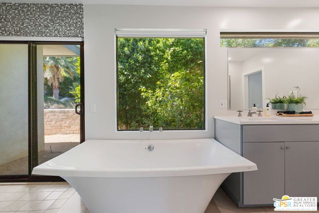 290 W Lilliana Drive, Palm Springs CA: https://media.crmls.org/mediaz/94aaab95-7f56-4885-8a1b-d5032321c65e.jpg