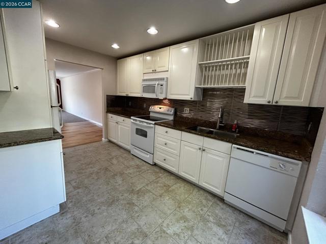 2055 Cactus Ct, Walnut Creek CA: https://media.crmls.org/mediaz/94aba930-4b0b-4476-a54a-8f20e120918d.jpg