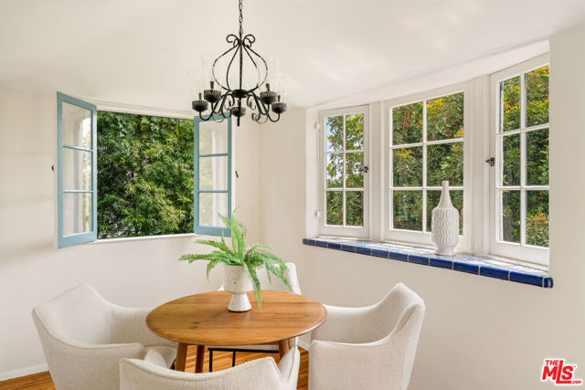 3716 Effingham Place, Los Angeles CA: https://media.crmls.org/mediaz/94abee1d-5e76-4ef6-bf19-a9b03d50910c.jpg