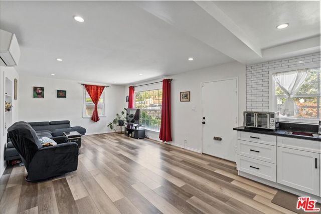11710 Hartsook Street, Valley Village CA: https://media.crmls.org/mediaz/94ac8442-cf10-42fc-af71-c0c5dee2c1b4.jpg