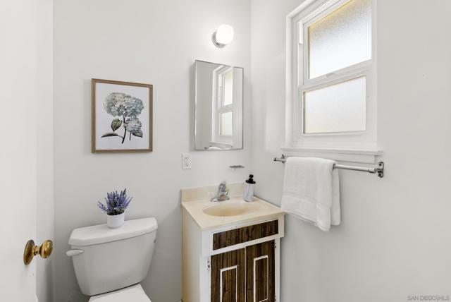 2122 March Pl, San Diego CA: https://media.crmls.org/mediaz/94ace3d1-350d-417d-8614-e145ef783c99.jpg