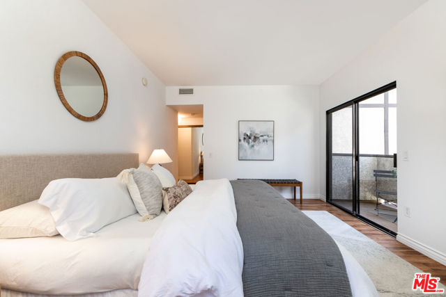 17914 Magnolia Boulevard, Encino CA: https://media.crmls.org/mediaz/94adf3a9-b4dd-4970-b933-04b308f0dd5d.jpg
