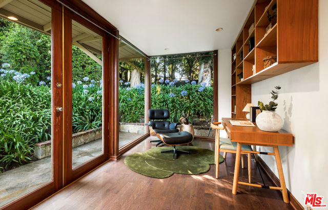 9996 Sunset Boulevard, Beverly Hills CA: https://media.crmls.org/mediaz/94afd73e-8619-457a-8de2-384f42dec264.jpg