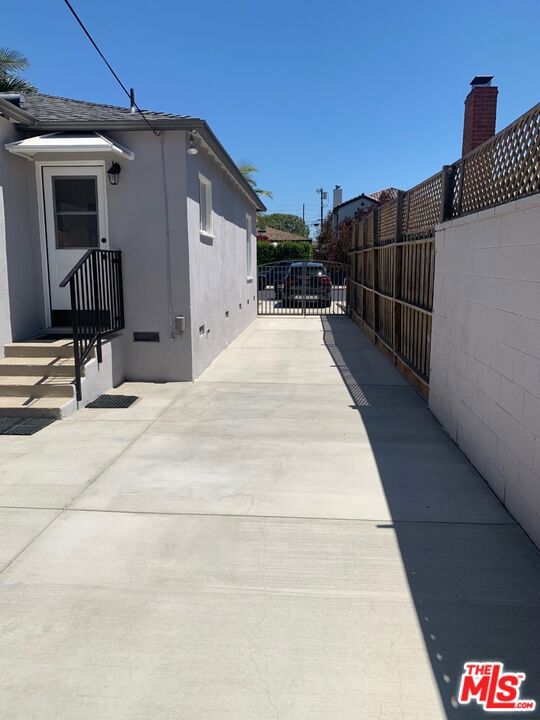 3125 Stanford Avenue, Venice CA: https://media.crmls.org/mediaz/94b0d019-4eff-49d0-9aed-b9b958191de2.jpg