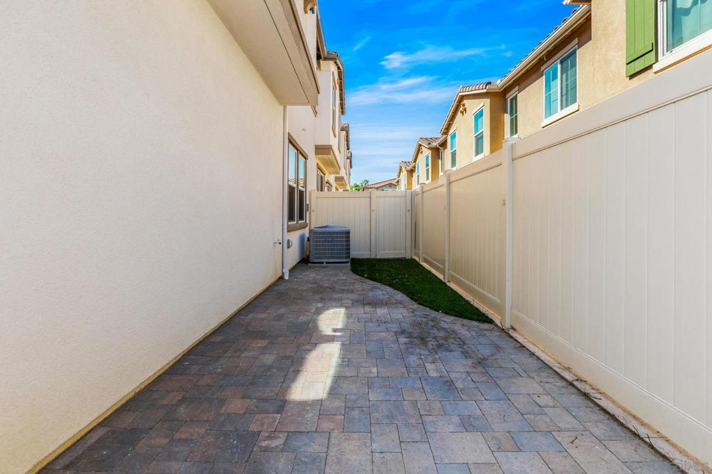 https://media.crmls.org/mediaz/94b1a591-926a-4c21-9194-d149455632c4.jpg?preset=X-Large