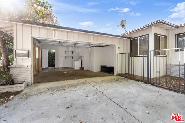6649 Whitman Avenue, Lake Balboa CA: https://media.crmls.org/mediaz/94b273fb-9e34-4f3c-8c74-500db79a2e57.jpg