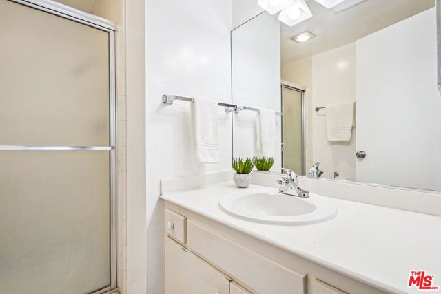 13065 Mindanao Way, Marina del Rey CA: https://media.crmls.org/mediaz/94b34ced-28a5-4e67-b838-de238d4a461f.jpg