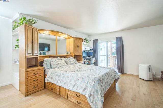 7525 Circle Hill Dr, Oakland CA: https://media.crmls.org/mediaz/94b36f1e-dab8-4336-8bc9-b4a95a75282b.jpg
