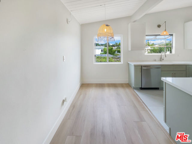 2909 10th Street, Santa Monica CA: https://media.crmls.org/mediaz/94b4524b-5977-4dc9-92b0-87b45ce639d9.jpg