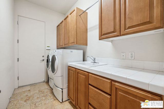 2 Varsity Circle, Rancho Mirage CA: https://media.crmls.org/mediaz/94b57a24-878f-4095-a8aa-1b2687044a09.jpg