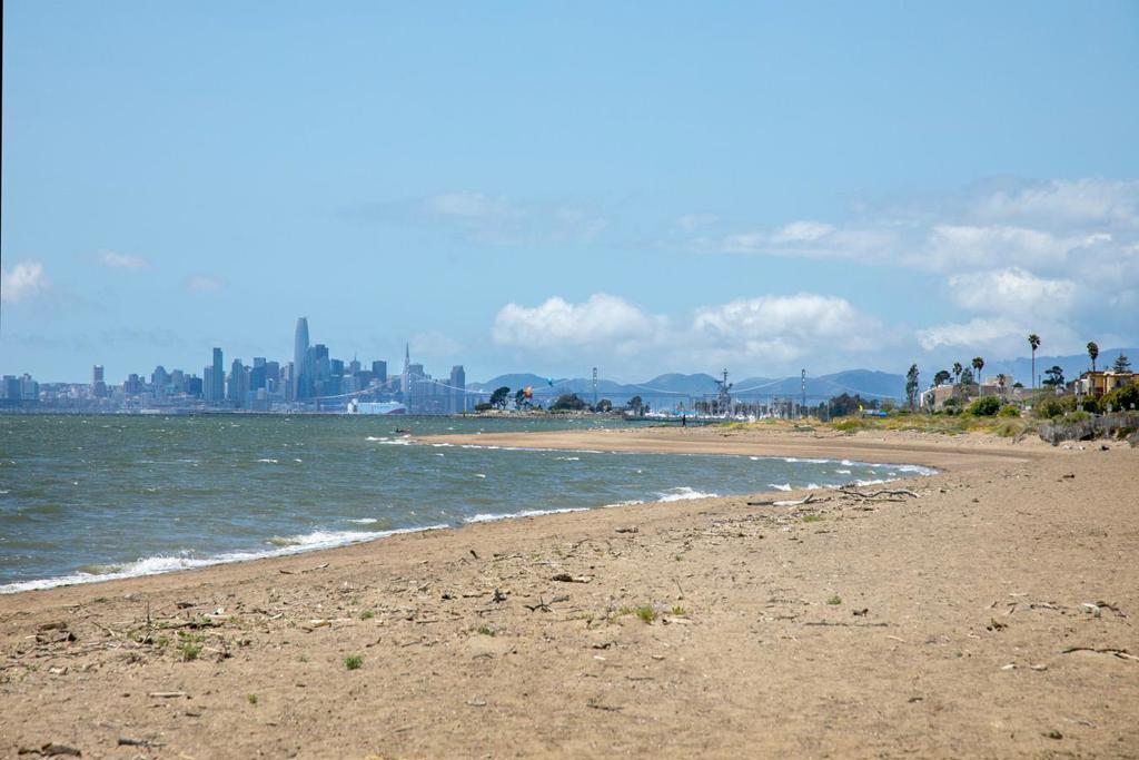 https://media.crmls.org/mediaz/94b5a028-d1f1-4537-a014-c7f8d651cae7.jpg?preset=X-Large
