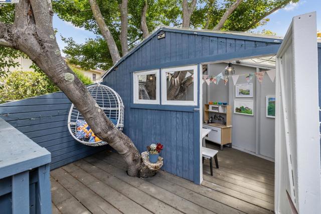 6040 LAWTON AVENUE, Oakland CA: https://media.crmls.org/mediaz/94b655ad-8a9b-4bb2-b8df-1abfd7626a0b.jpg