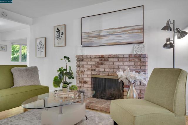 2968 Glenside Dr, Concord CA: https://media.crmls.org/mediaz/94b77108-d085-4bcd-85d3-096a202369d5.jpg