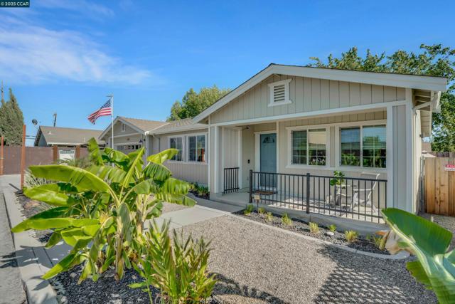6911 Brentwood Blvd, Brentwood CA: https://media.crmls.org/mediaz/94b77146-0658-409e-b79d-cc21f40c811d.jpg