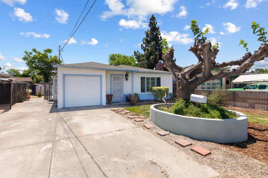3552 E Hills Drive