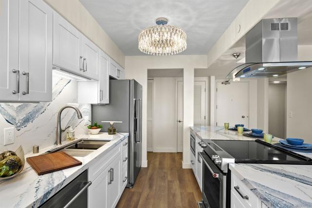 1820 Avenida del Mundo, Coronado CA: https://media.crmls.org/mediaz/94b864df-d28f-4449-b25c-e477d0a6ae41.jpg