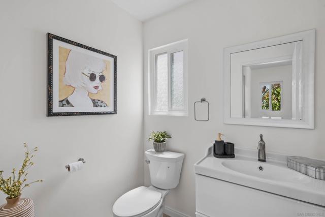 4503 Carnaby, Carlsbad CA: https://media.crmls.org/mediaz/94b9286d-4026-46b9-aac0-ac12139d171d.jpg