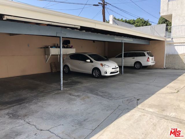 1137 Wilcox Place, Los Angeles CA: https://media.crmls.org/mediaz/94b9390e-efad-48d7-8b92-76315560d5a8.jpg