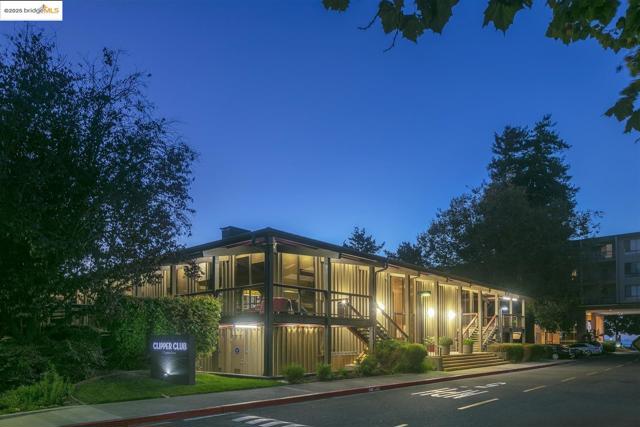 2 Commodore DR, Emeryville CA: https://media.crmls.org/mediaz/94baa111-8f15-4a8f-94f2-392d241f5e73.jpg