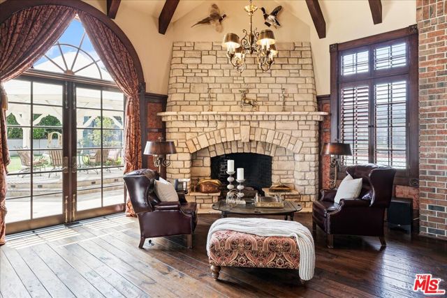 19000 Dorlon Drive, Tarzana CA: https://media.crmls.org/mediaz/94baebb9-eb22-441a-a55f-b5e811026d7b.jpg
