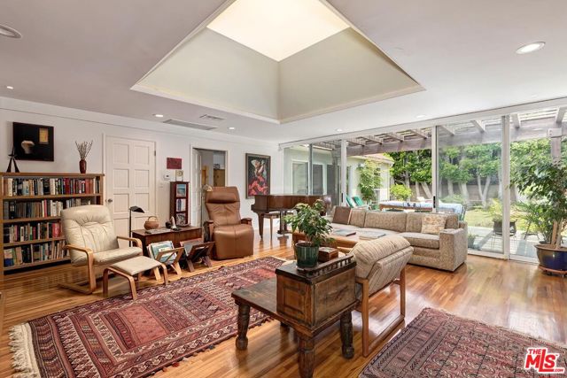 3238 Corinth Avenue, Los Angeles CA: https://media.crmls.org/mediaz/94bb064f-a541-440d-8820-ca2cc568f35c.jpg