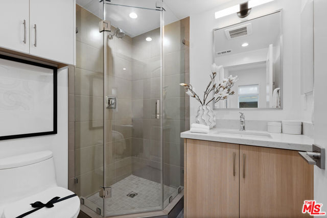 1248 S Bronson Avenue, Los Angeles CA: https://media.crmls.org/mediaz/94bb214e-7100-4a77-858e-89a675bf3079.jpg