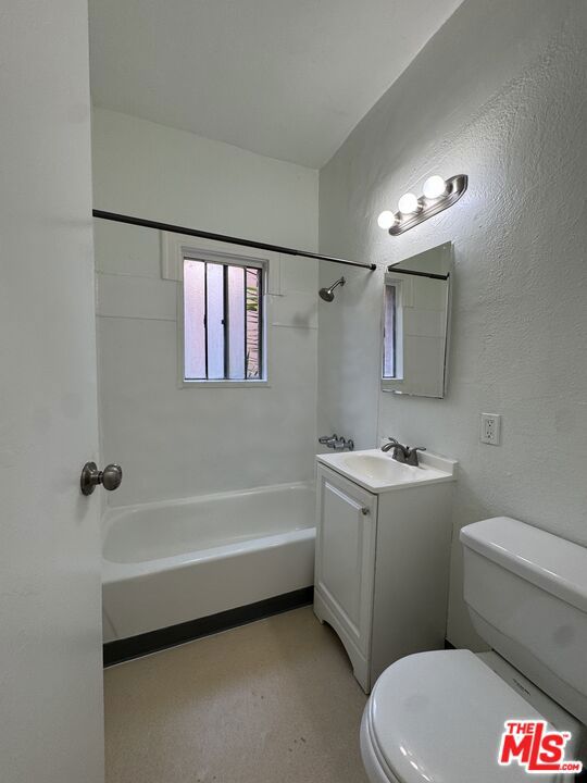 3051 Leeward Avenue, Los Angeles CA: https://media.crmls.org/mediaz/94bb434c-546f-43d3-8e10-5556a4fdbf1a.jpg