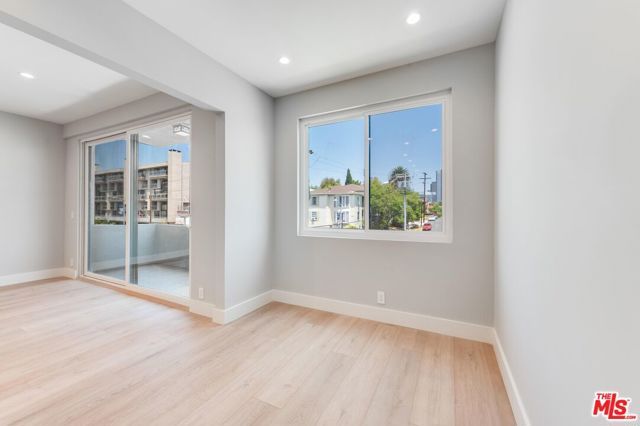 Image 18 of 38 For 1557 Beverly Glen Boulevard 203