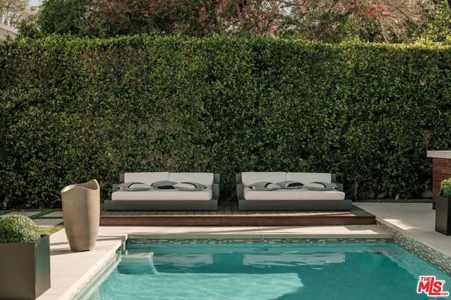 4049 Coldwater Canyon Avenue, Studio City CA: https://media.crmls.org/mediaz/94bc1d56-be7a-45e1-abab-6a06dee1aea3.jpg