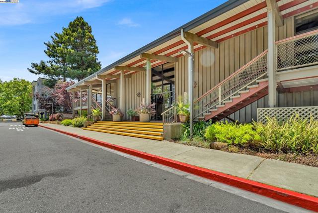 3 Commodore Dr, Emeryville CA: https://media.crmls.org/mediaz/94bc5897-0bd6-4287-b76a-60b7ae0124b2.jpg