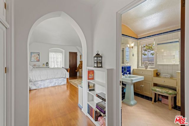 3806 Carnavon Way, Los Angeles CA: https://media.crmls.org/mediaz/94bd0b1a-3be0-4eeb-b91e-67ffe089c837.jpg