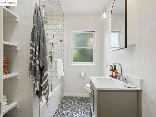 3712 Maple AVE, Oakland CA: https://media.crmls.org/mediaz/94bd7eca-2934-4366-a4df-8570eddc686e.jpg