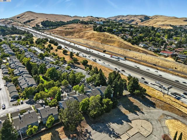 7635 Canyon Meadow Cir, Pleasanton CA: https://media.crmls.org/mediaz/94bd8295-ec79-4007-8890-684b287593aa.jpg