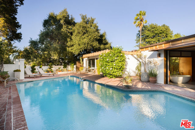 3307 Bonnie Hill Drive, Los Angeles CA: https://media.crmls.org/mediaz/94bd954b-385f-4907-8d87-8e12c5daf634.jpg