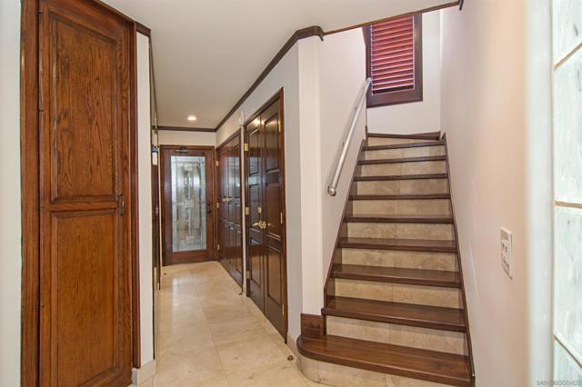 20 S Cays Ct, Coronado CA: https://media.crmls.org/mediaz/94bdecfa-4d93-4817-b788-49e115629dd4.jpg