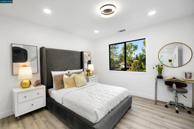 27 Briarwood Ct, Brentwood CA: https://media.crmls.org/mediaz/94be06ee-493e-4db7-bfaf-bb3739aa4301.jpg