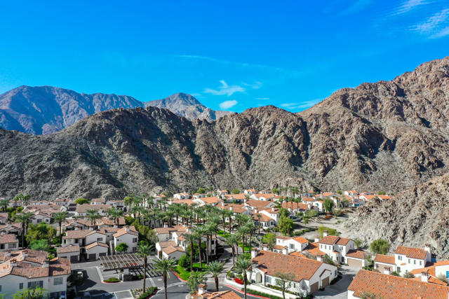 77692 Tradition Drive, La Quinta CA: https://media.crmls.org/mediaz/94bf2be3-e582-4907-88cd-75504f240c4d.jpg