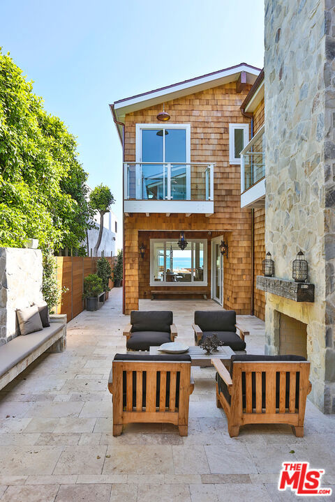 23812 Malibu Road, Malibu CA: https://media.crmls.org/mediaz/94c029cb-2acb-4c87-9b29-11d90b5aa7dd.jpg