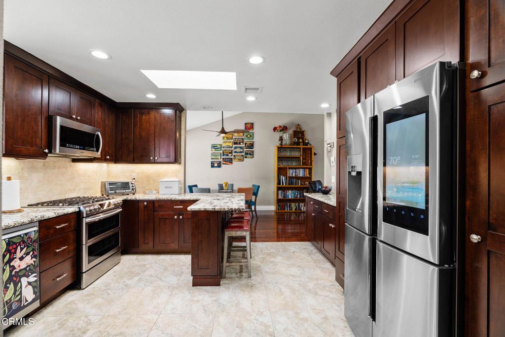 https://media.crmls.org/mediaz/94c079b6-88d0-4cad-b97f-bf0c45878652.jpg?preset=X-Large