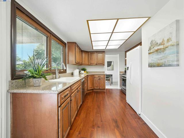 2858 Superior Dr, Livermore CA: https://media.crmls.org/mediaz/94c0b0d4-7a63-4899-87b7-45df989e27a7.jpg