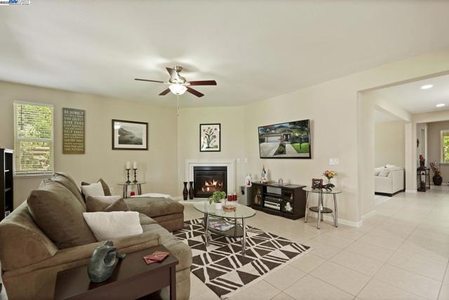 247 N Menlo Park Ct, Mountain House CA: https://media.crmls.org/mediaz/94c106b7-f144-41e9-a783-850ed7dd2894.jpg