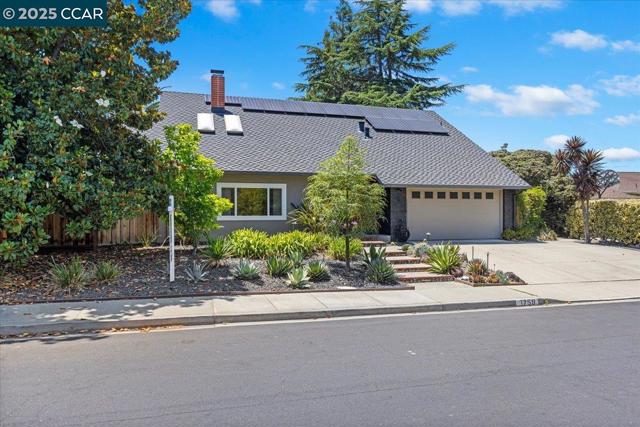 1759 Crescent Dr, Walnut Creek CA: https://media.crmls.org/mediaz/94c1468d-c45e-4323-97df-941d20cc271d.jpg