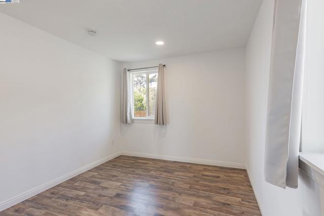 19975 JOHN DR, Castro Valley CA: https://media.crmls.org/mediaz/94c2ccc8-7d3b-4e91-81fe-2dd0fb9c19e8.jpg
