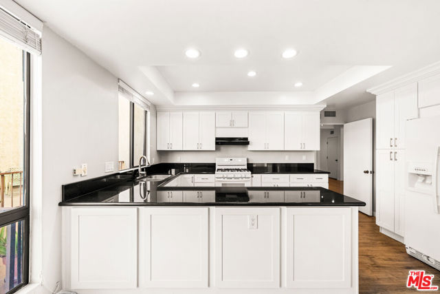 4454 Ventura Canyon Avenue, Sherman Oaks CA: https://media.crmls.org/mediaz/94c2d159-ccac-4865-b16b-bf06d525f632.jpg