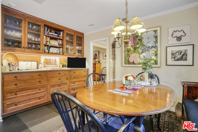 9420 Eden Drive, Beverly Hills CA: https://media.crmls.org/mediaz/94c2fe27-0f29-496e-bde4-9f65381084ff.jpg