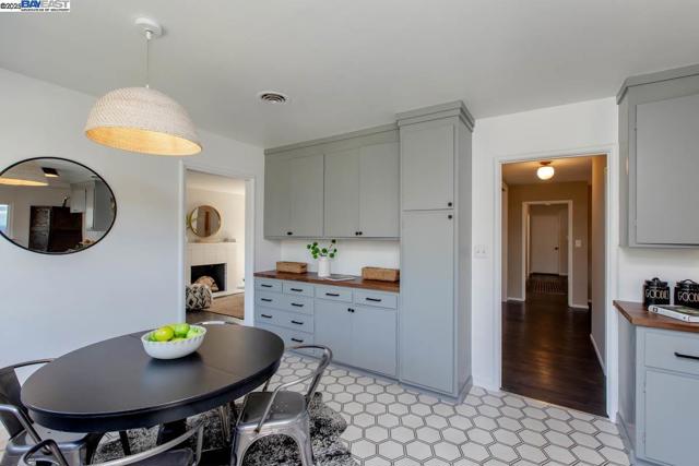 1366 Hansen Ave, Alameda CA: https://media.crmls.org/mediaz/94c43d69-d692-4bd2-adfc-a7f0cc0f0d7c.jpg