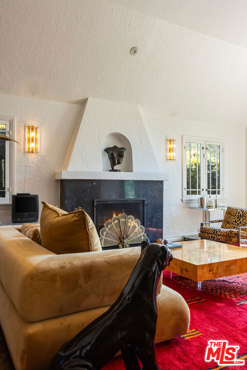 724 N Spaulding Avenue, Los Angeles CA: https://media.crmls.org/mediaz/94c443cb-5a5e-4c07-86b0-7a0d7722f7cd.jpg