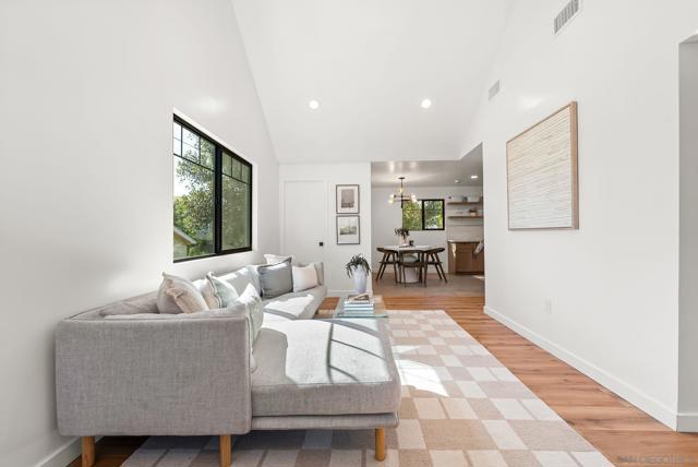 3678 Richmond St, San Diego CA: https://media.crmls.org/mediaz/94c4549f-0c6f-43ba-8dc3-dfda68d25132.jpg