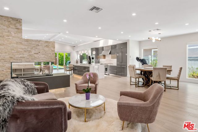12763 Kling Street, Studio City CA: https://media.crmls.org/mediaz/94c541d8-2de3-4a1f-9d52-e1c1ebc7a9d3.jpg